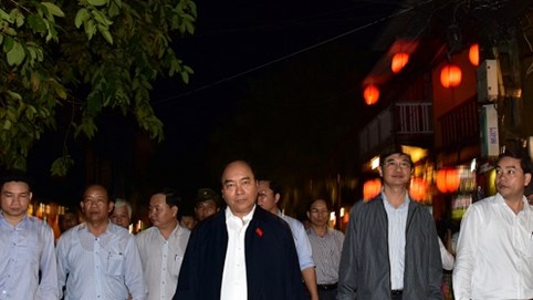 Thủ tướng lội nước lụt thăm hỏi người dân phố cổ Hội An