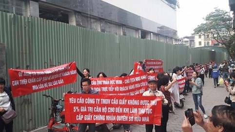 Dự án Discovery Complex 302 Cầu Giấy: Khách hàng căng băng rôn “tố” chủ đầu tư “lật lọng”