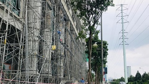 Dự án Roman Plaza Hải Phát lấn chiếm vỉa hè, gây nguy hiểm cho người đi bộ