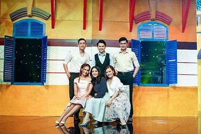 Dù đã có gia đình, Nam Cường không ngại ôm hôn Hà Thuý Anh