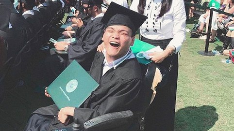 Du học sinh Việt bại não được vinh danh người hùng thầm lặng tại Mỹ nhờ lòng tốt và lối sống truyền cảm hứng