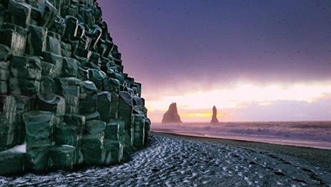 Đừng bỏ lỡ bãi biển cát đen đẹp huyền ảo ở Iceland