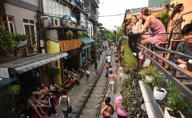 Dừng chụp ảnh, cà phê đường tàu: Nhiều người tiếc nuối