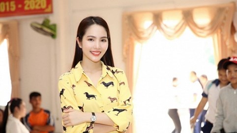 Dương Kim Ánh giản dị về quê nhà Vĩnh Long làm từ thiện