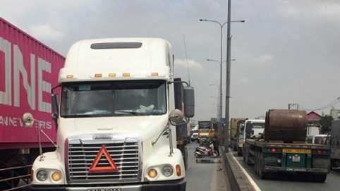 Nóng 24h qua: Ám ảnh với phản ứng của tài xế container sau tai nạn chết người