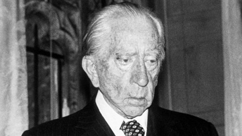 Tỷ phú keo kiệt nhất hành tinh thích đi máy bay nhưng không muốn trả tiền vé