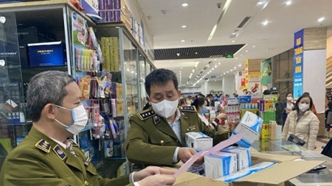 Hiệu thuốc bị 'sờ gáy' vì bán khẩu trang không niêm yết giá