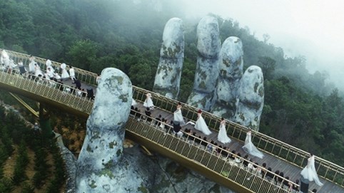 Hơn một sản phẩm du lịch, Cầu Vàng trở thành nguồn cảm hứng cho cộng đồng