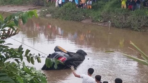 Nóng 24h qua: Thi thể hai vợ chồng và em trai trong chiếc xe chìm dưới mương nước