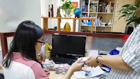 Cận tết, phí đổi tiền mới tăng chóng mặt