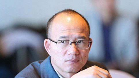 Chân dung 'Warren Buffett Trung Quốc': Xuất thân nghèo khó, đứng sau thành công là bóng hình vợ dù đã ly hôn