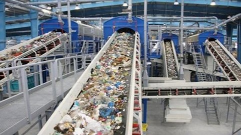 Phương pháp “độc” đổi chai nhựa lấy vé xe buýt để bảo vệ môi trường ở Indonesia