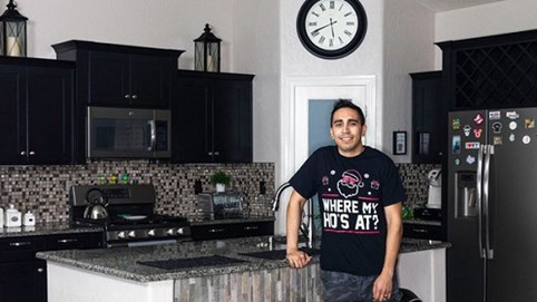 Nợ nần chồng chất từ thời sinh viên, thanh niên đã mua nhà tậu xe nhờ bán thứ này trên Amazon