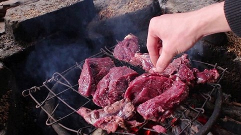 Thường xuyên nấu ăn bằng than, gỗ sẽ tăng nguy cơ tim mạch