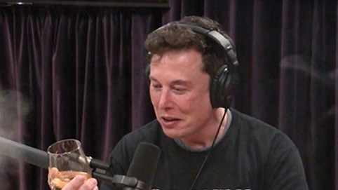 Elon Musk bị chỉ trích vì hút cần sa trong chương trình trực tiếp