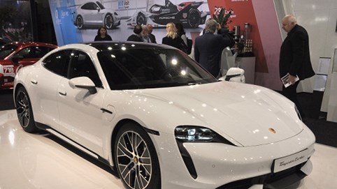 Khen nức nở xe của hãng Tesla nhưng lại quyết định mua Porsche, Bill Gates bị Elon Musk mỉa mai