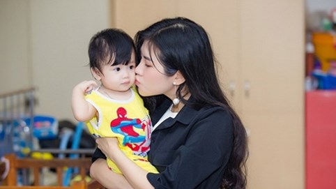 Emily Hồng Nhung quyên góp hơn 2 tấn gạo từ thiện