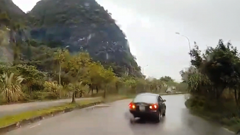 Nóng 24h qua: Tài xế cho ô tô đi lùi trên đường 1 chiều để “né” kiểm tra nồng độ cồn