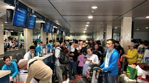 Sân bay Tân Sơn Nhất: Biển người chen chân về quê đón tết