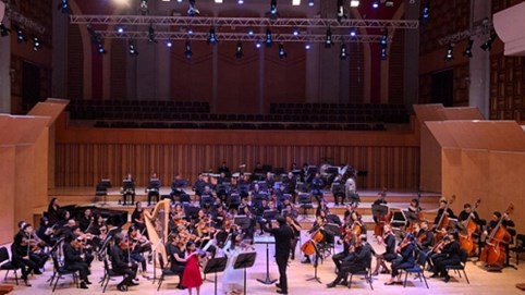 Nhạc trưởng Olivier Ochanine và những “thông điệp” chống dịch Covid vô cùng lạc quan