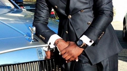 Giải mã cảm xúc kém tự tin của nhiều người khi diện các món đồ hàng hiệu