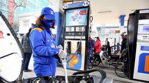 Giá xăng giảm về dưới 12.000 đồng - thấp kỷ lục trong 11 năm