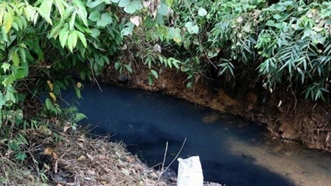 Công an triệu tập hai người trong vụ đổ dầu ô nhiễm nước sông Đà