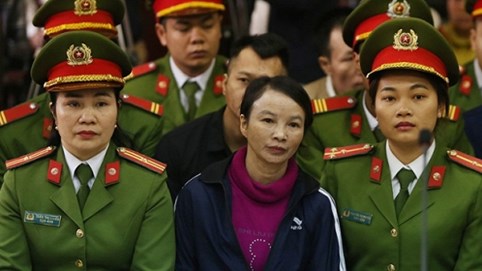 Mẹ nữ sinh giao gà bật khóc, ngoảnh đầu nhìn chồng và con gái lớn