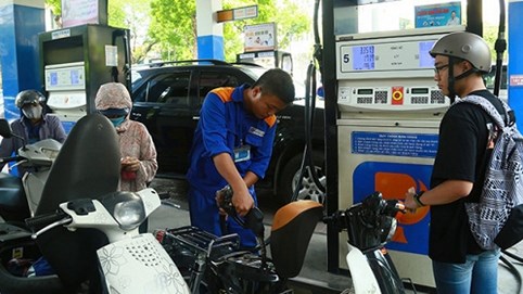 Từ 15h chiều nay, giá xăng giảm hơn 100 đồng/lít