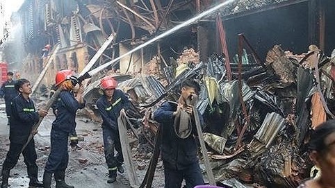 Vụ cháy ở Công ty Rạng Đông: Người dân không sử dụng thực phẩm trong bán kính 1km, thay toàn bộ quần áo có nhiễm khói bụi