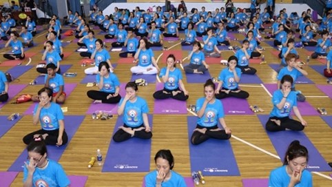 Gần 500 người dân tham gia đồng diễn Yoga tại TP.Hồ Chí Minh