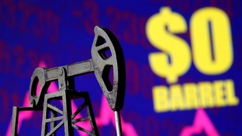 Dầu thô rớt giá xuống âm có ý nghĩa gì với người tiêu dùng?