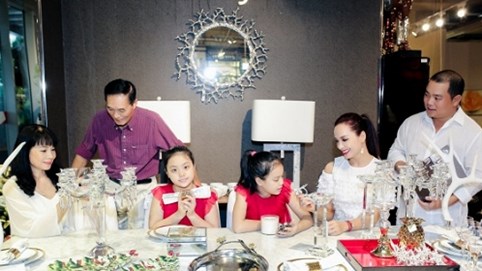 Gia đình Minh Khang - Thuý Hạnh tay trong tay mua sắm mùa giáng sinh