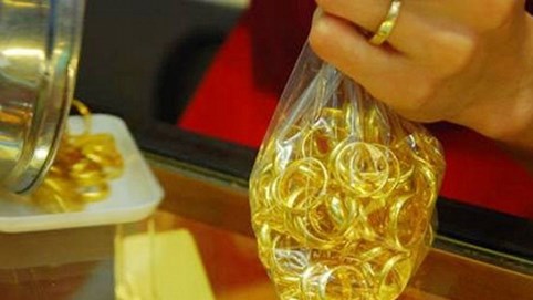 Giá vàng hôm nay 23/10: Ép mình dưới ngưỡng nhạy cảm