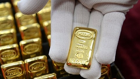 Giá vàng hôm nay 28/8: USD thảm hại, vàng vẫn yếu ớt
