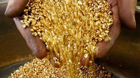 Giá vàng hôm nay 5/8: Vàng giảm sốc, USD phục hồi