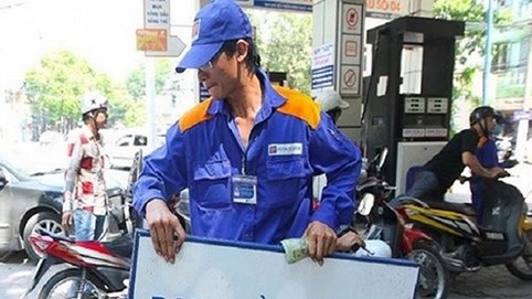 Giá xăng giảm gần 600 đồng một lít