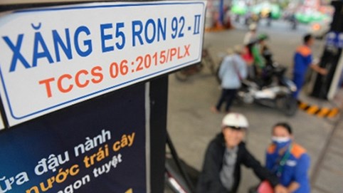 Giá xăng tiếp tục giảm mạnh