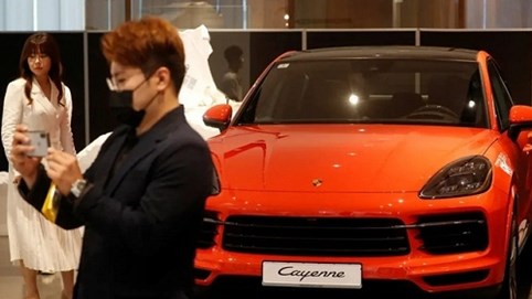 Giới đại gia Hàn Quốc đổ xô sắm xe sang, Porsche và BMW không có đủ để bán