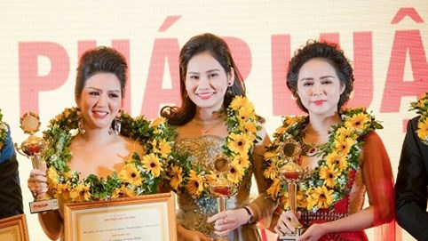 Hà Bùi rạng rỡ nhận giải “Doanh nhân trẻ sáng tạo”