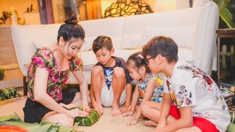 Hà Kiều Anh cùng các con gói bánh chưng trong biệt thự 450m2