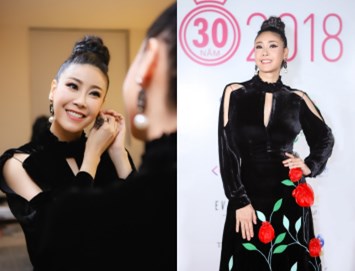 Hà Kiều Anh diện cây đen đi chấm thi