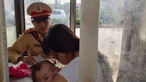 Hà Nội: CSGT cứu người phụ nữ bế con định tự tử trên cầu Chương Dương