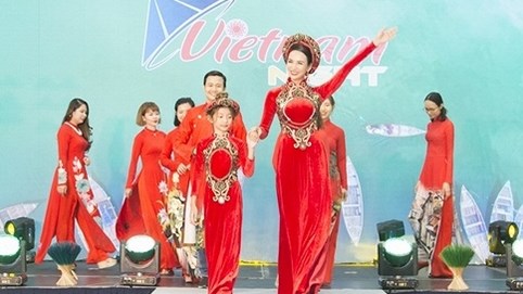 Hai lần liên tiếp lên sân khấu cùng mẹ, con gái Ngọc Diễm ngày càng tự tin