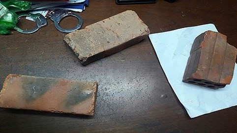 Hai nam thanh niên dùng gạch tấn công công an