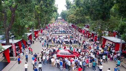 Hàng nghìn người chen lấn đặt mua xe VinFast