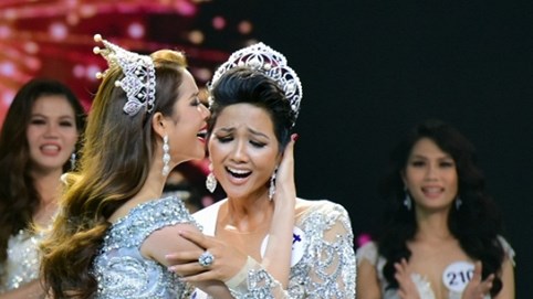 H'Hen Niê đăng quang Hoa hậu Hoàn vũ Việt Nam 2017