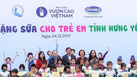 Quỹ sữa Vươn cao Việt Nam đem niềm vui cuối năm đến trẻ em tỉnh Hưng Yên