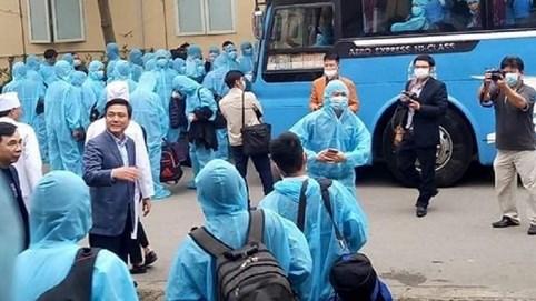 Hình ảnh xúc động về 161 y, bác sĩ về Vĩnh Phúc đương đầu với COVID-19