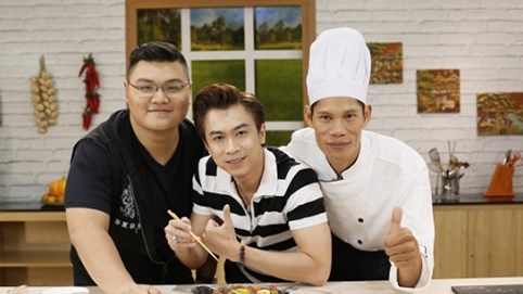 Hồ Việt Trung hào hứng so tài cùng đầu bếp nổi tiếng